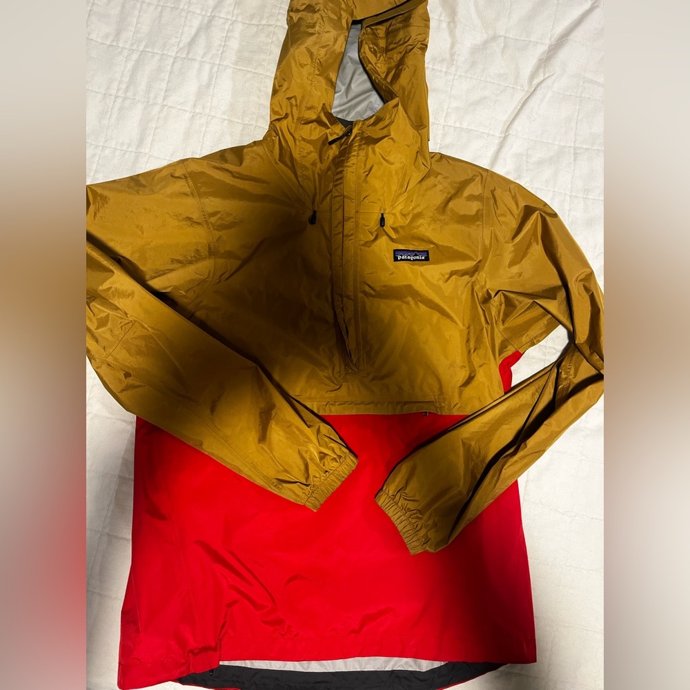 Patagonia torrentshell pullover size medium.